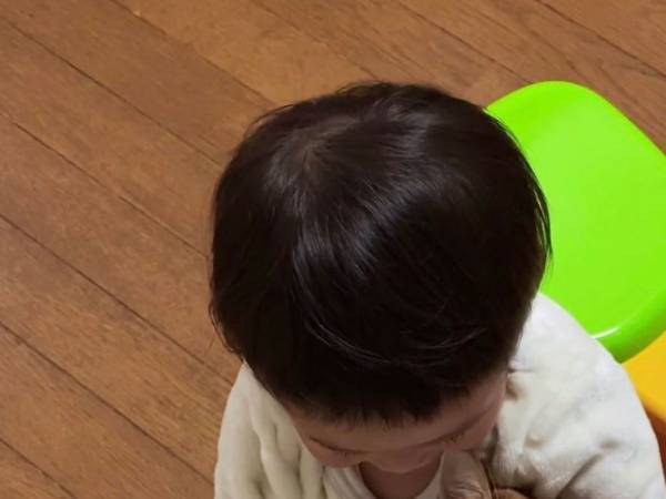 ４歳児にされるがままの猫　飼い主が察した猫の『心の声』に腹筋崩壊