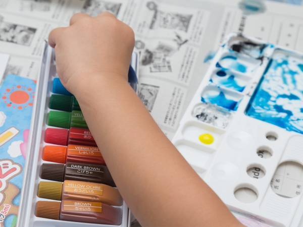 夏休みを迎える子供の親に知ってほしい！　サクラクレパスの『豆知識』に「めっちゃ助かる」の声