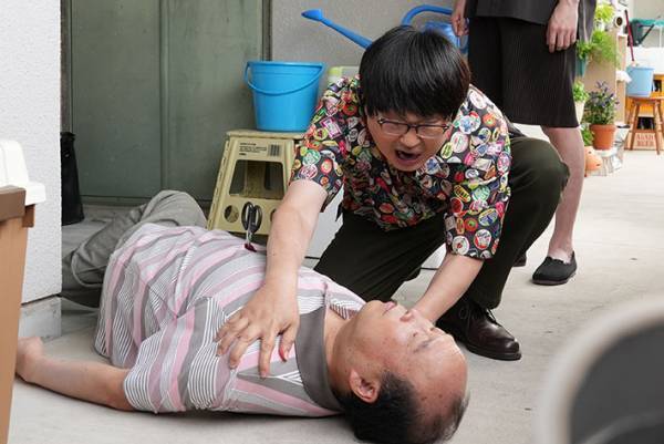 『初恋の悪魔』第２話あらすじ　六角精児が紙切り芸人役で出演