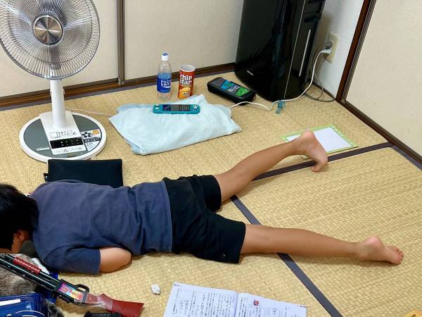 夏休みに突入した小学生男児　初日の姿に「なぜか涙が出た」「うらやましい！」