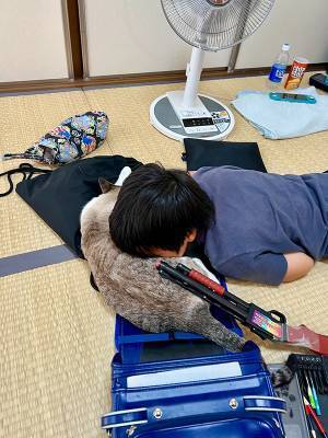 夏休みに突入した小学生男児　初日の姿に「なぜか涙が出た」「うらやましい！」