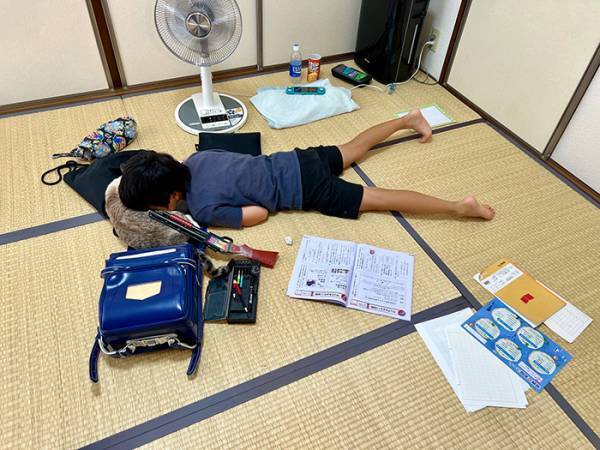 夏休みに突入した小学生男児　初日の姿に「なぜか涙が出た」「うらやましい！」