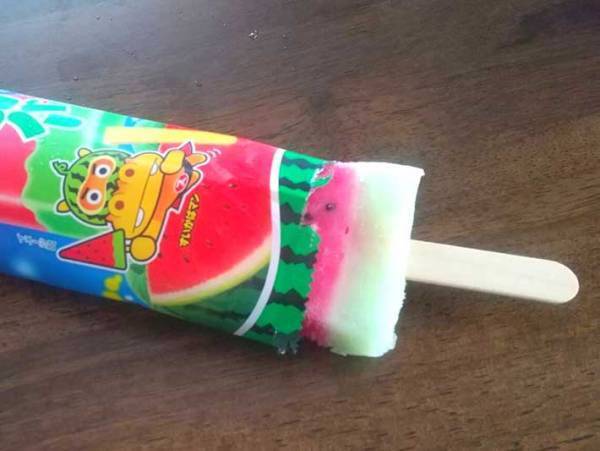 これ知ってる！？　棒アイスの袋の開け方を変えるだけで、手を汚さず食べられる方法