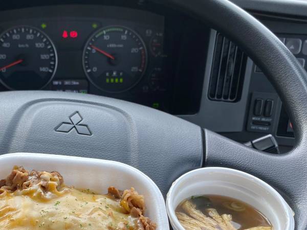 運転席での『奇跡的な発見』に２３万いいね！　「天才か！？」「笑って腹が痛い」