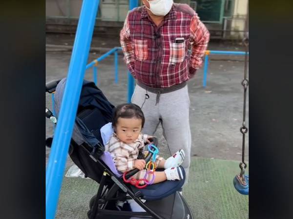 祖父が孫のベビーカーを押して公園に　ついていくと、祖父がサラッと衝撃暴露