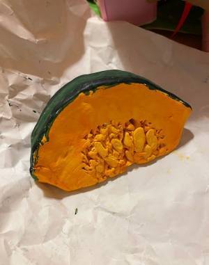 本物そっくり！　小２が作った『紙粘土のカボチャ』に驚きの声　「天才現る」