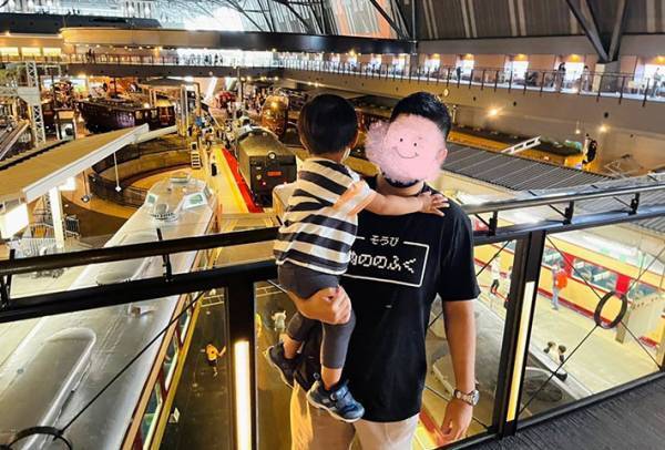 義母が送ってきた『幼い頃の夫の写真』　Tシャツの文字に吹き出す！