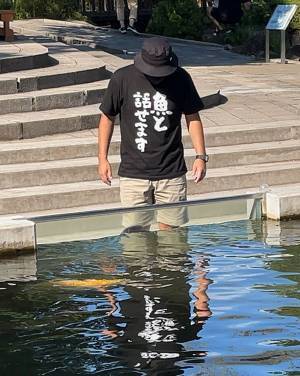 義母が送ってきた『幼い頃の夫の写真』　Tシャツの文字に吹き出す！