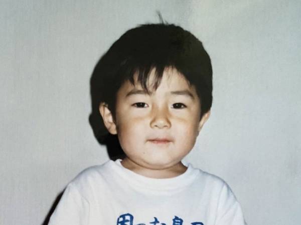 義母が送ってきた『幼い頃の夫の写真』　Tシャツの文字に吹き出す！