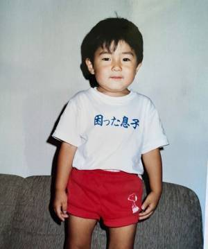 義母が送ってきた『幼い頃の夫の写真』　Tシャツの文字に吹き出す！