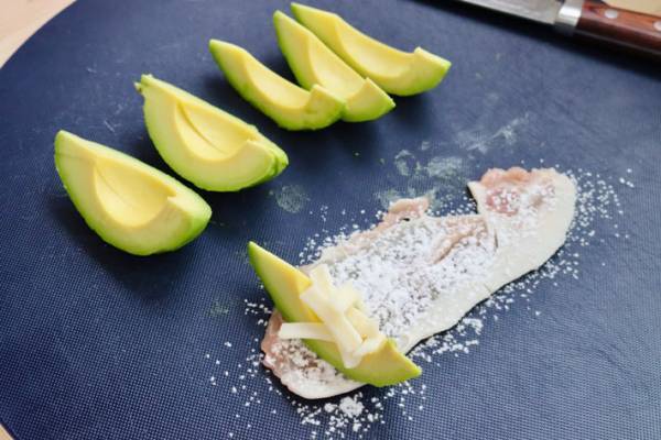 『アボカドの肉巻き』がおいしそう！気になる作り方は？　「コレは反則」「絶対ウマいやつ」