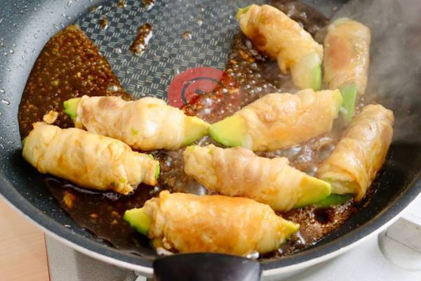 『アボカドの肉巻き』がおいしそう！気になる作り方は？　「コレは反則」「絶対ウマいやつ」