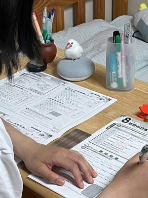 夏休みの宿題をする娘の『監督』に「集中できなくなりそう！」