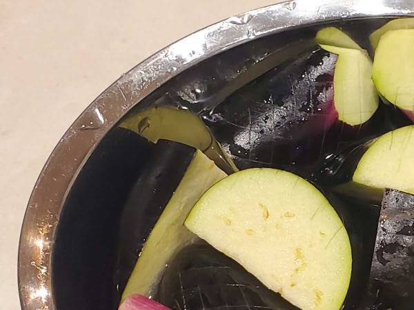 スーパーの店員が説明するナスのアク抜きに「やってしまっていた！」