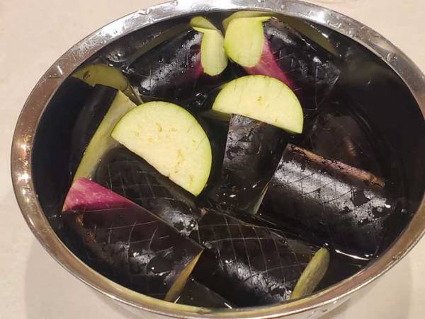 スーパーの店員が説明するナスのアク抜きに「やってしまっていた！」