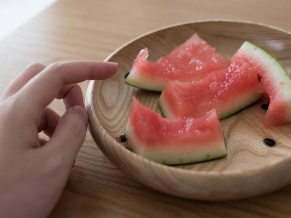 「まだ白い部分が食べられるよ」　捨てがちな『スイカの皮』をおいしく変身させる方法！