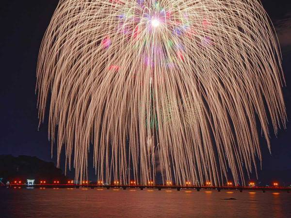 ３年ぶりに行われた花火大会　三尺玉の美しさに「すごいッ！」「大迫力」