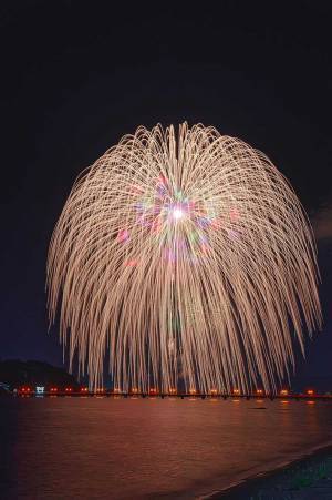 ３年ぶりに行われた花火大会　三尺玉の美しさに「すごいッ！」「大迫力」
