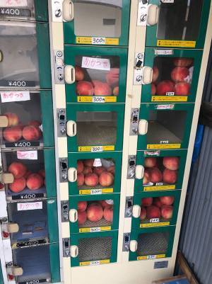 モモの産地ならではの光景が「最強」　うらやましくなる『ロッカー型自動販売機』がこちら