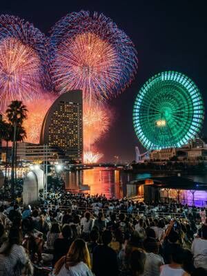 横浜の花火大会を撮影した１枚に、１０万人がイイネ！　「希望を感じる」「なんてきれい」
