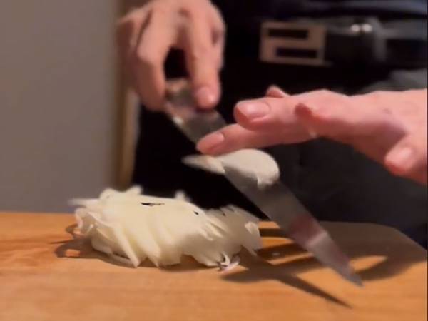 料理が苦手な人『あるある』　野菜カットの謎技術に「逆に難しい」「むしろ神業」