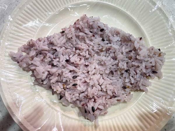 これだけでよかったのか…！　おにぎりの具を真ん中にするための工夫とは？