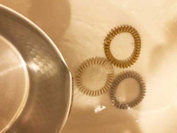 あっという間に元通り！　伸びてしまったスプリングゴムの戻し方