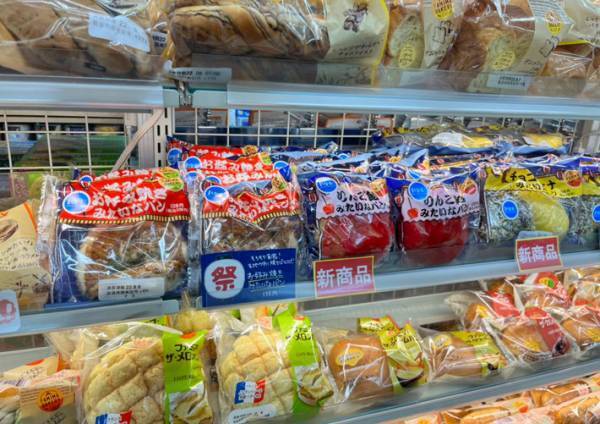 パンコーナーがお祭りみたい？　ファミマの『新商品』が話題　「コレは楽しい」「全種類食べたい」