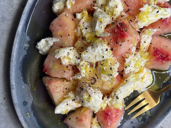 熟れた桃を使った『ひと皿』に反響　「コレはおいしい」「真似してみたい」