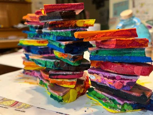 学校で余った２４０本のクレヨン　使い道に「めちゃくちゃ楽しそう！」