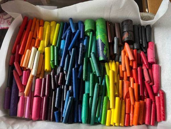 学校で余った２４０本のクレヨン　使い道に「めちゃくちゃ楽しそう！」