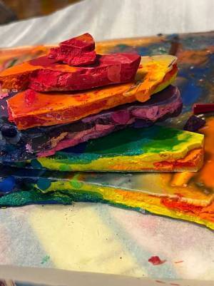 学校で余った２４０本のクレヨン　使い道に「めちゃくちゃ楽しそう！」