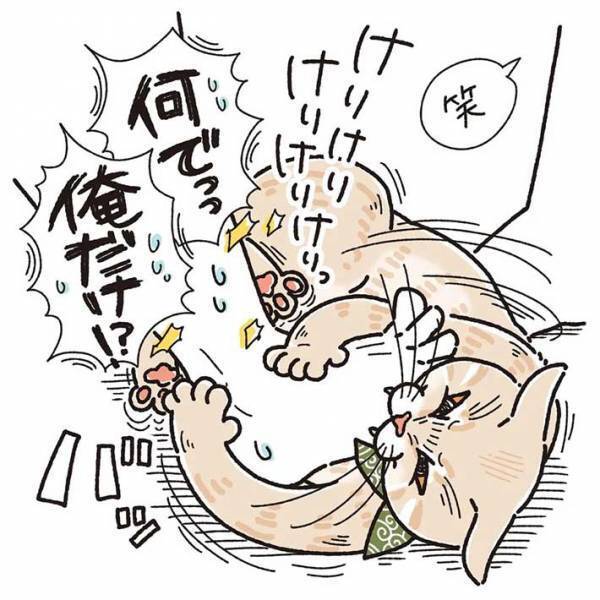 香箱座りをする猫に、飼い主夫婦が片足を突っ込むと？　「笑ってしまった」「ある意味愛されてる！」