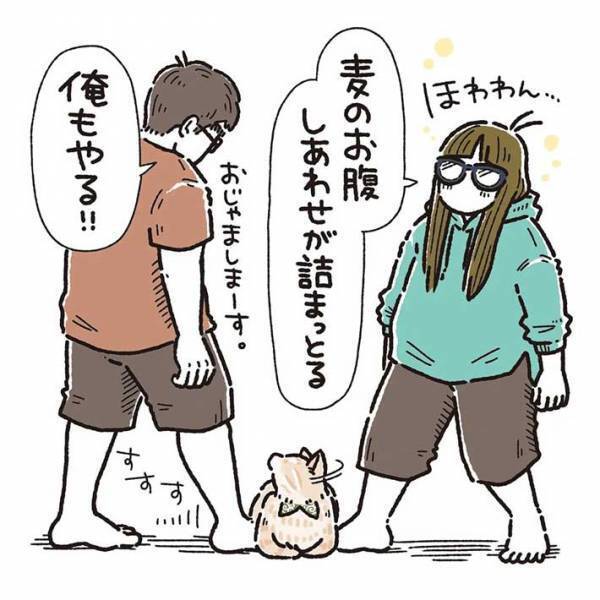香箱座りをする猫に、飼い主夫婦が片足を突っ込むと？　「笑ってしまった」「ある意味愛されてる！」