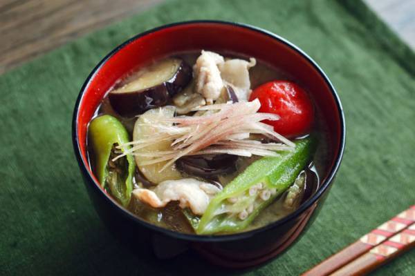 夏野菜たっぷり『夏の豚汁』　「自由な発想がいい」「栄養豊富でいい」と反響