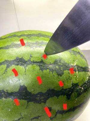 スイカのひび割れを防ぐ方法！　切る前、表面に包丁で…？