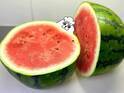 スイカのひび割れを防ぐ方法！　切る前、表面に包丁で…？