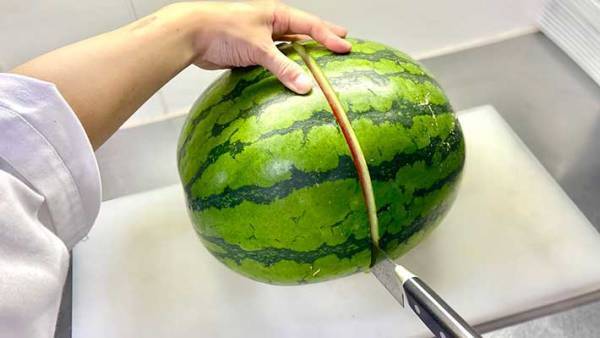 スイカのひび割れを防ぐ方法！　切る前、表面に包丁で…？