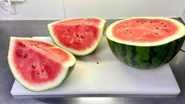 スイカのひび割れを防ぐ方法！　切る前、表面に包丁で…？