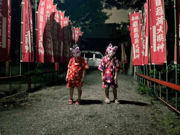 夏祭りのお面をつけて撮った１枚が、怖かわいい　「ホラー映画のワンシーン」