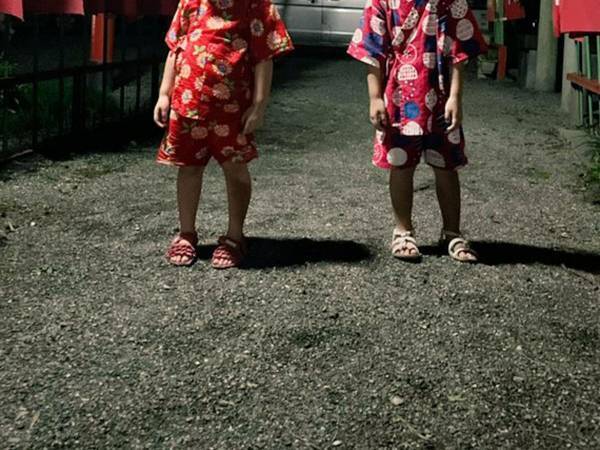 夏祭りのお面をつけて撮った１枚が、怖かわいい　「ホラー映画のワンシーン」