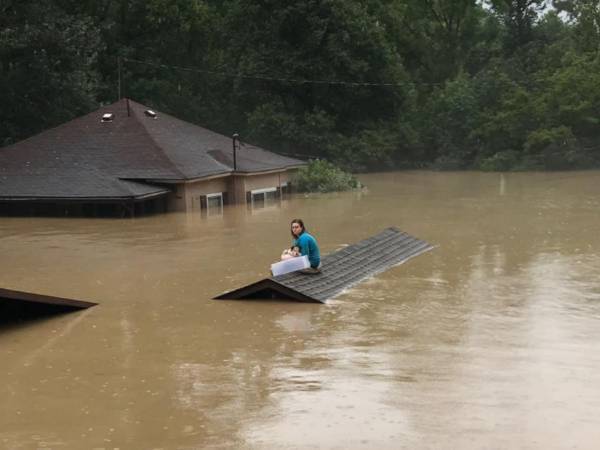 愛犬を見捨てるなんてできない！　洪水の中、少女がとった行動に称賛の声