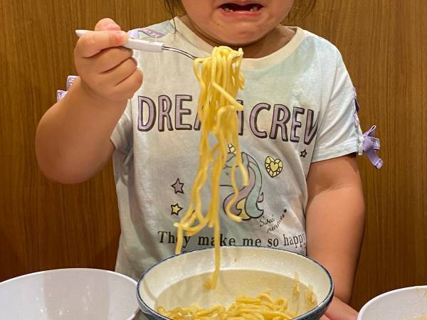 人生初の『家系ラーメン』に感動した４歳児　リアクションに「吹いた」「将来有望」