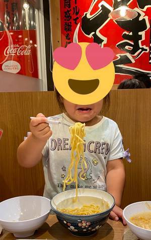 人生初の『家系ラーメン』に感動した４歳児　リアクションに「吹いた」「将来有望」