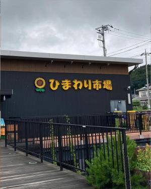 大きなおむすびも、従業員なら？　スーパーで見た言葉に衝撃