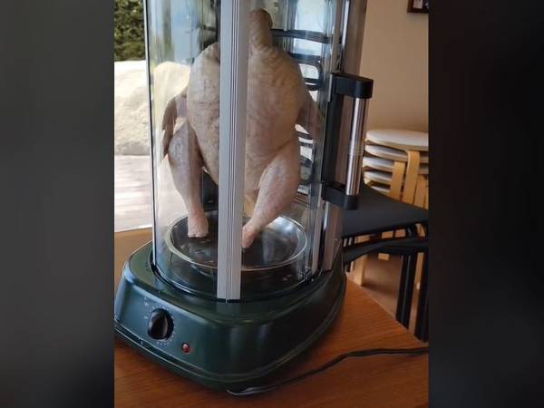 ２５秒の動画に腹筋崩壊　自動で鶏肉を焼いていたら「わろてしまうやん！」