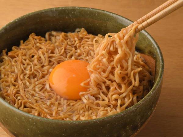 「シュールすぎて怖い」「早まらないで…！」　チキンラーメン『ひよこちゃん』のツイートにざわつく