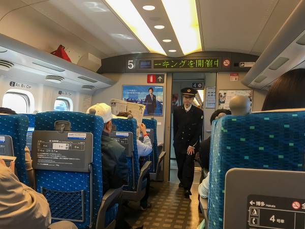 新幹線で２歳娘が「パパの席に行く！」　続くまさかの発言に「爆笑した」「強すぎる」