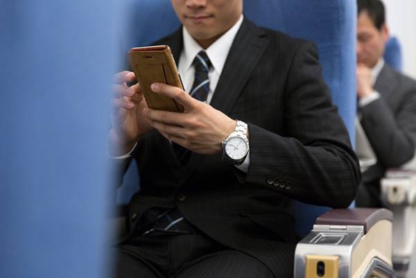 新幹線で２歳娘が「パパの席に行く！」　続くまさかの発言に「爆笑した」「強すぎる」