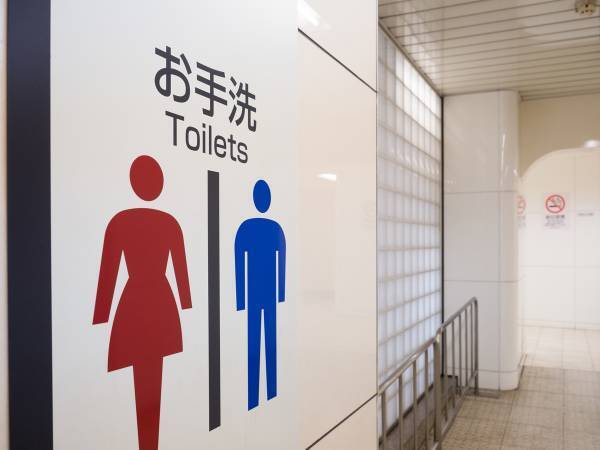 トイレで『無理難題』な注意書きに「どうすれば…！？」　大塚明夫の投稿に「吹いた」「とんちかよ！」